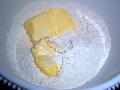 A margarint sszemorzsolom a liszttel.