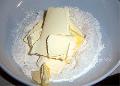 A margarint a liszttel elmorzsolom.
