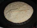 A tortilla lapokat egyesvel egy szraz serpenyben felforrstom...